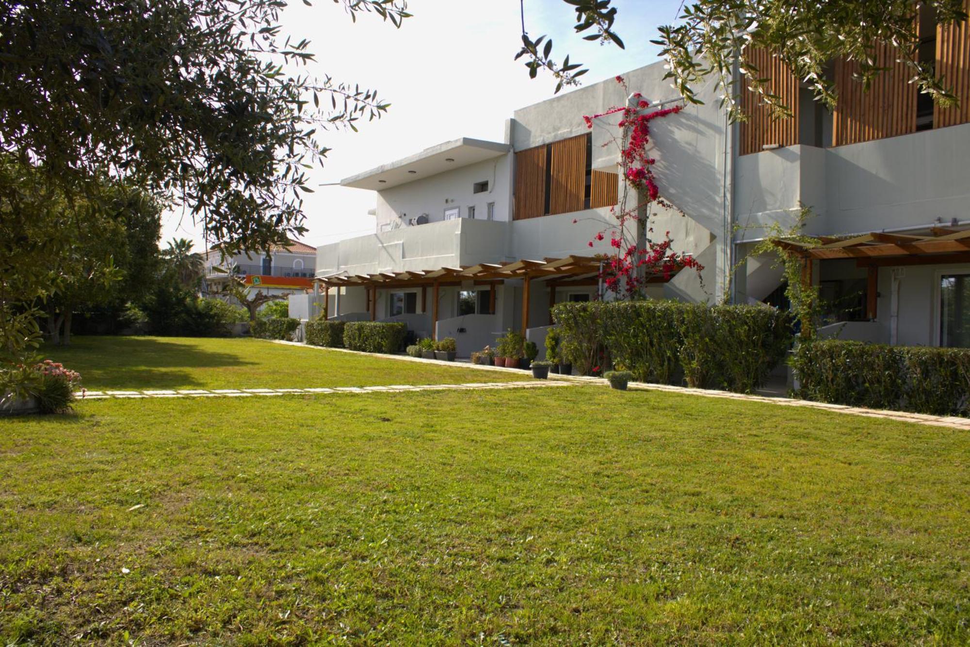 Plaza Apartment *
